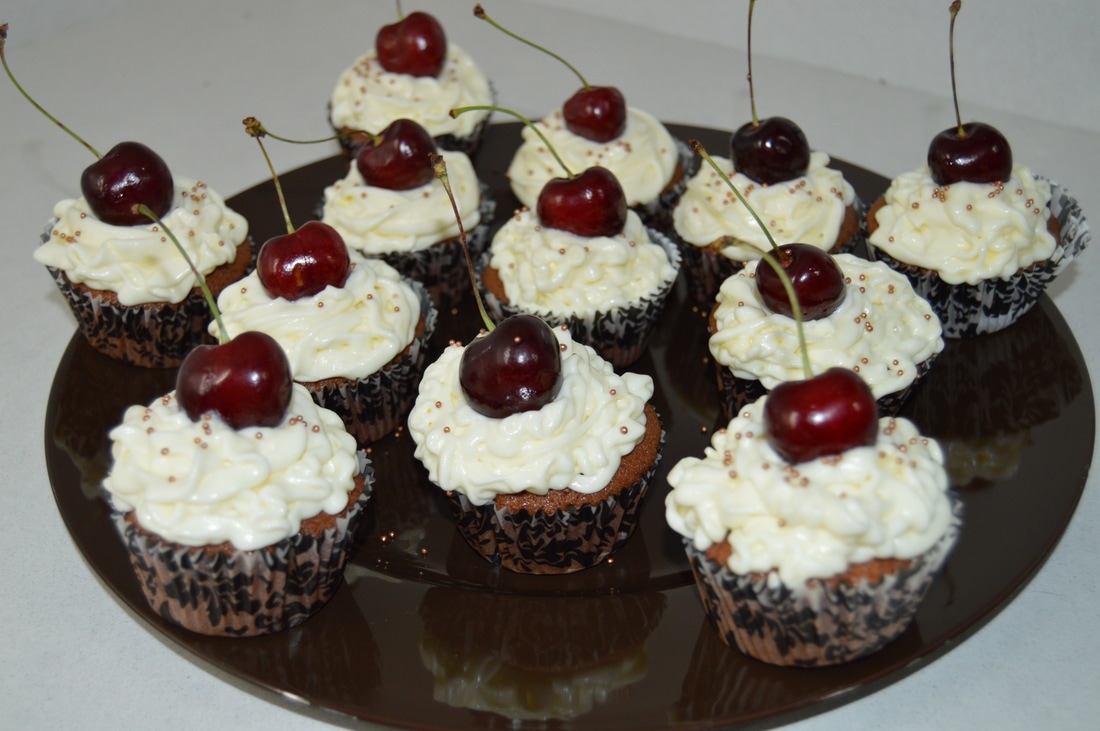 Cupcakes de chocolate con crema de queso y cerezas
