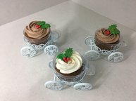 Cupcakes de vainilla y chocolate con decoraciones navideñas