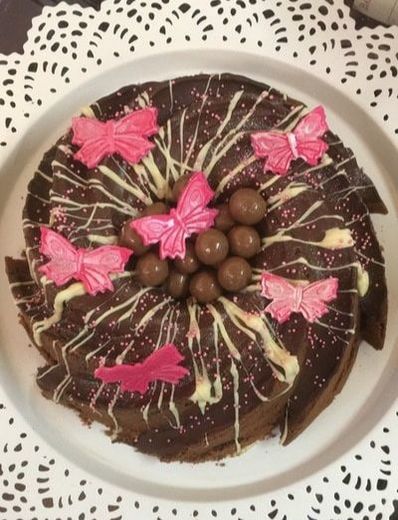 Bundt cake de chocolate con decoración de mariposas 