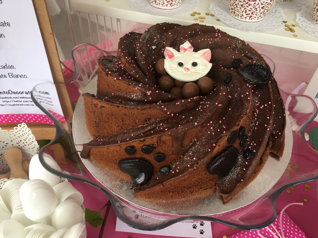 Bundt cake de vainilla con decoración de gatitos