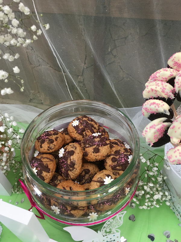 Cookies de avena decoradas con flores de fondant y perlas