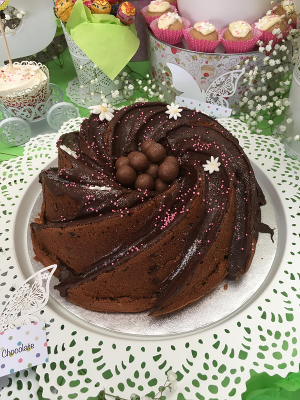 Bundt cake de chocolate con decoración de margaritas