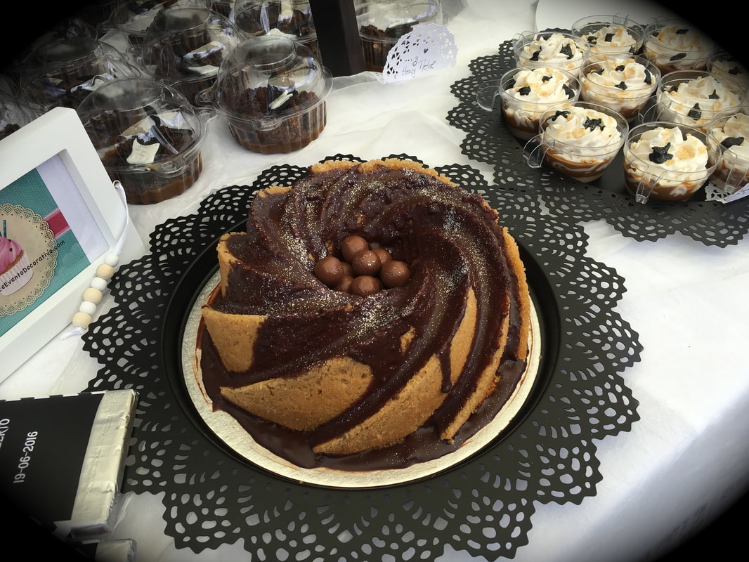 Bundt cake de vainilla con decoración de Maltesers