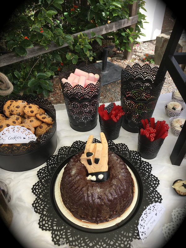 Bundt cake de chocolate con decoración heavy metal