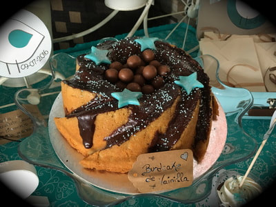 Bundt cake de vainilla con decoración de estrellas
