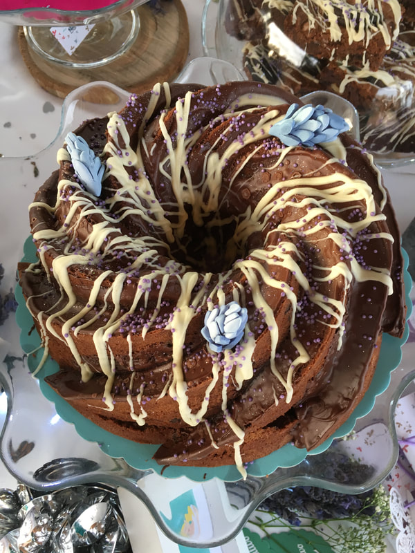 Bundt cake de chocolate con decoración de lavandas