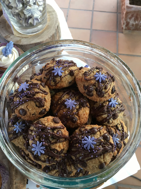Cookies de avena con decoración de flores lavanda