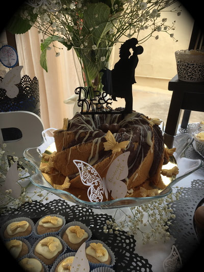 Bundt cake de vainilla con decoración de mariposas 