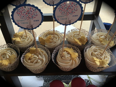 Cupcakes con decoración de fondant de mariposas doradas