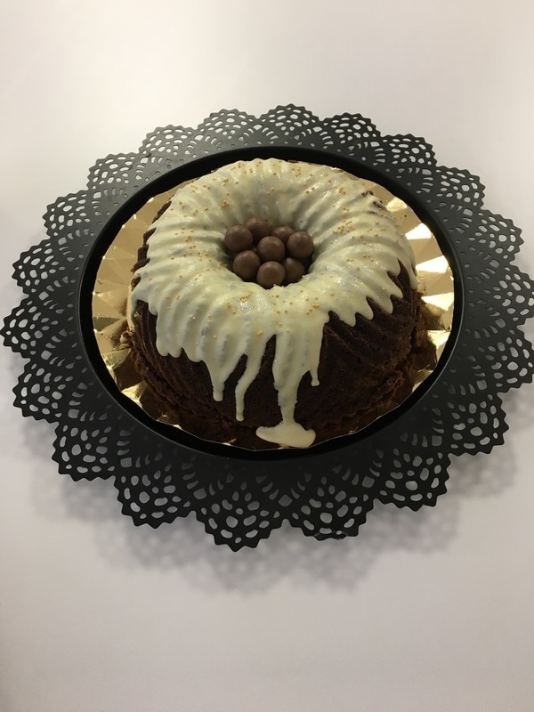 Bundt cake de chocolate y coco con chocolate blanco