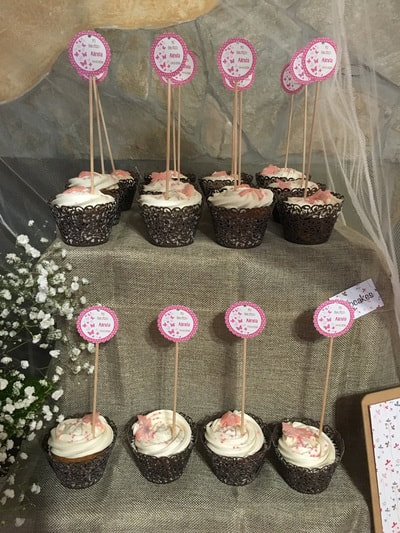 Cupcakes con decoración de fondant de mariposas rosas