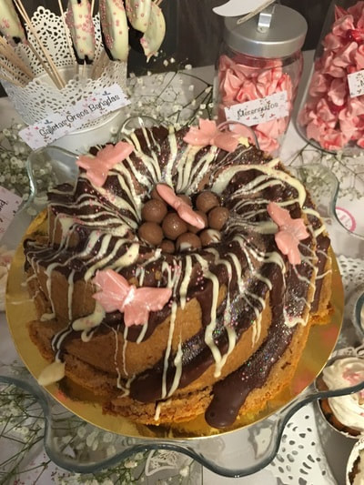 Bundt cake de vainilla con decoración de mariposas