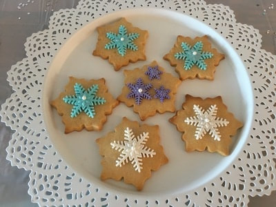 Galletas de Mantequilla decoradas con copos de nieve