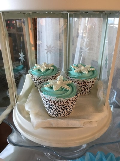 Cupcakes de chocolate con decoración de copos de nieve