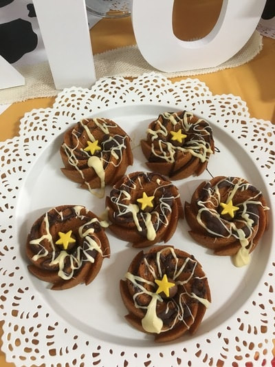 Mini bundt cakes de vainilla con decoración de estrellas 
