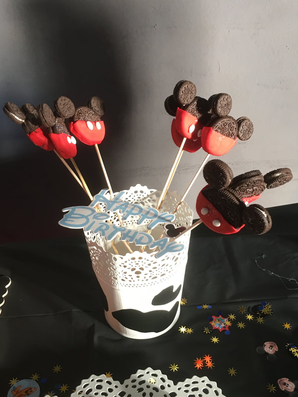 Oreos bañadas con decoración de fondant de Mickey Mouse