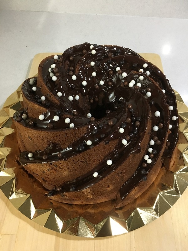 Bundt cake de chocoalte decorado con bolitas 
