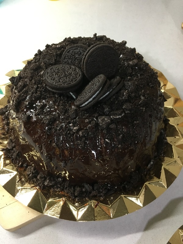 Bundt cake de chocolate con oreos troceados